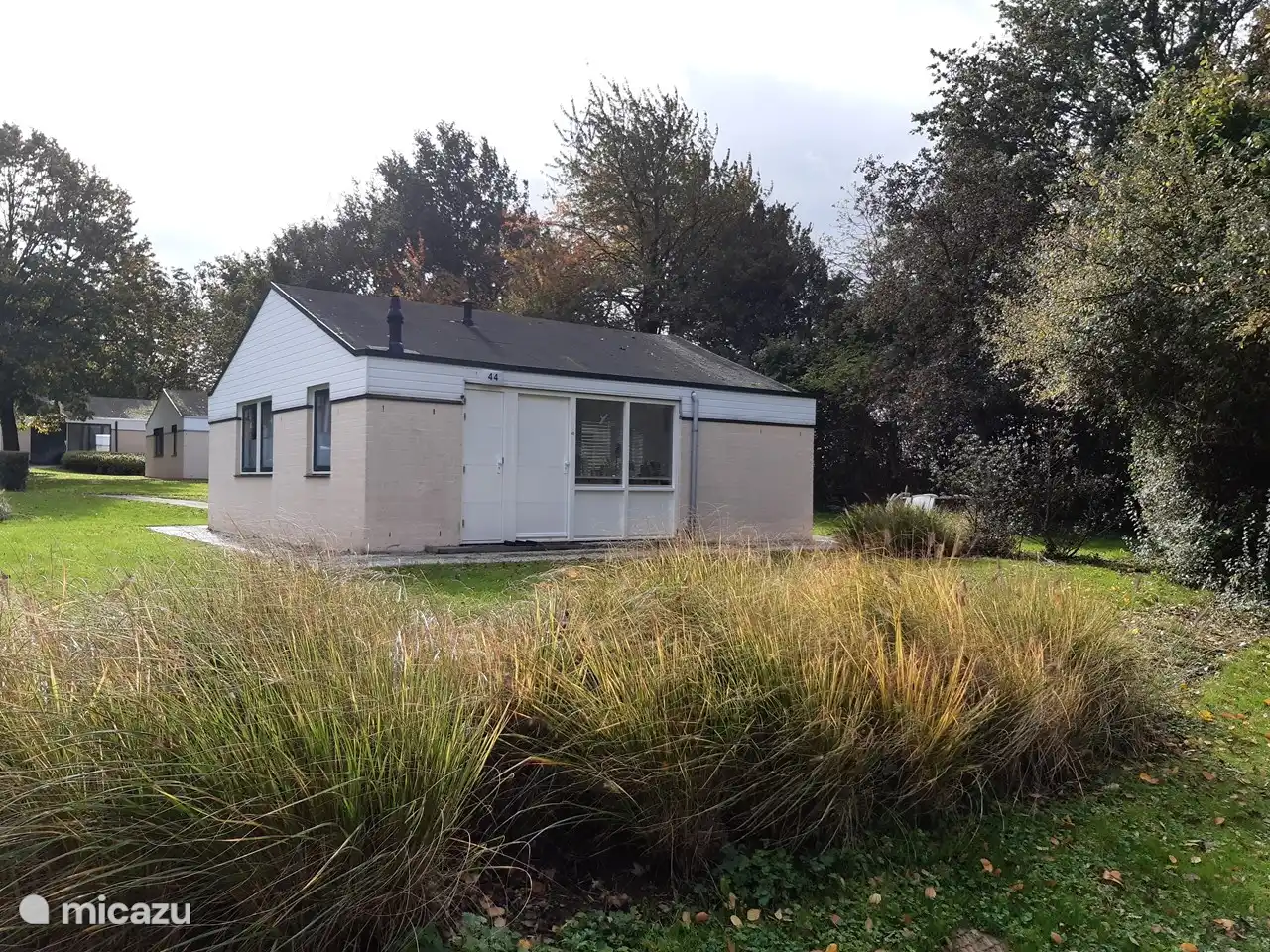 Ein schönes Ferienhaus an einem ruhigen, weitläufigen Ort im Park. Viel Privatsphäre.