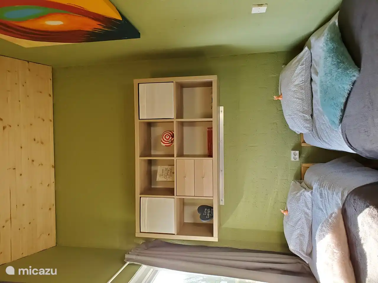 Ein gemütliches Schlafzimmer mit viel Licht. Das Zimmer ist ansprechend eingerichtet. Es gibt zwei Einzelbetten mit guten Matratzen. Der Raum verfügt über viel Licht und einen Verdunkelungsvorhang.