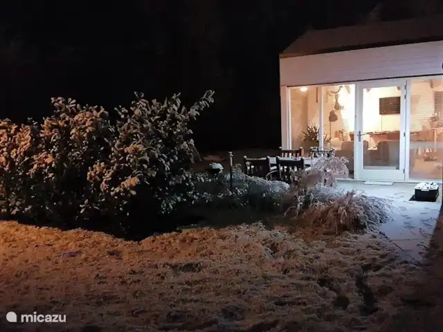 Location de Vacances Pays-Bas, Limbourg, Simpelveld, maison de vacances - Elisa Le parc dégage une atmosphère merveilleuse lorsqu'il y a de la neige. Vous pourrez profiter du jardin d'hiver depuis chaque pièce ! Le soir, il fait bon et chaud dans la maison de vacances.
