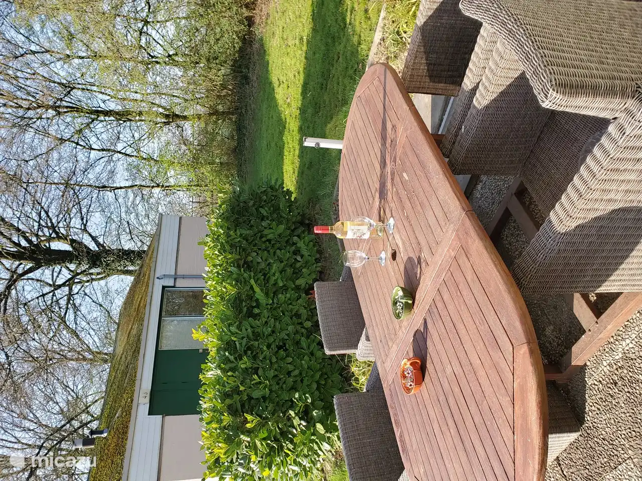 Ein schönes sonniges Plätzchen im Garten. Es gibt auch einen Garten unter dem Baum im Schatten. Ein Grill und Sonnenschirm stehen unseren Gästen zur Verfügung.