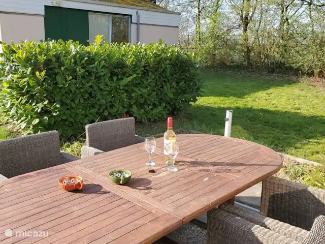 Location de Vacances Pays-Bas, Limbourg, Simpelveld, maison de vacances - Elisa Un bel endroit ensoleillé dans le jardin. Il y a aussi un jardin aménagé sous l'arbre, à l'ombre. Un barbecue et un parasol sont à disposition de nos hôtes.