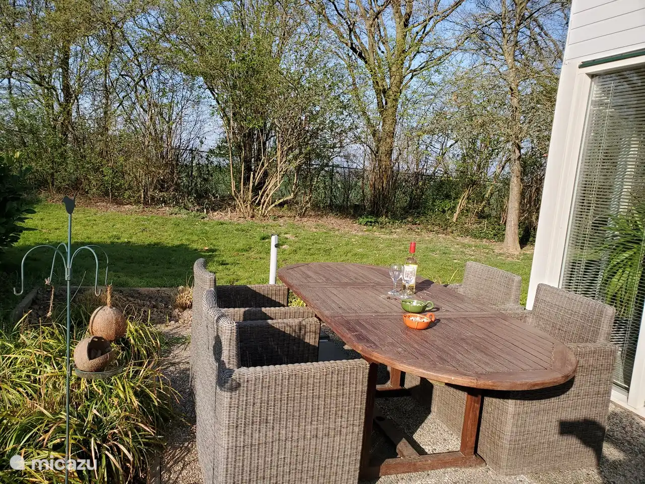 Viel Garten und Grün rund ums Haus. Der Garten ist sehr weitläufig.