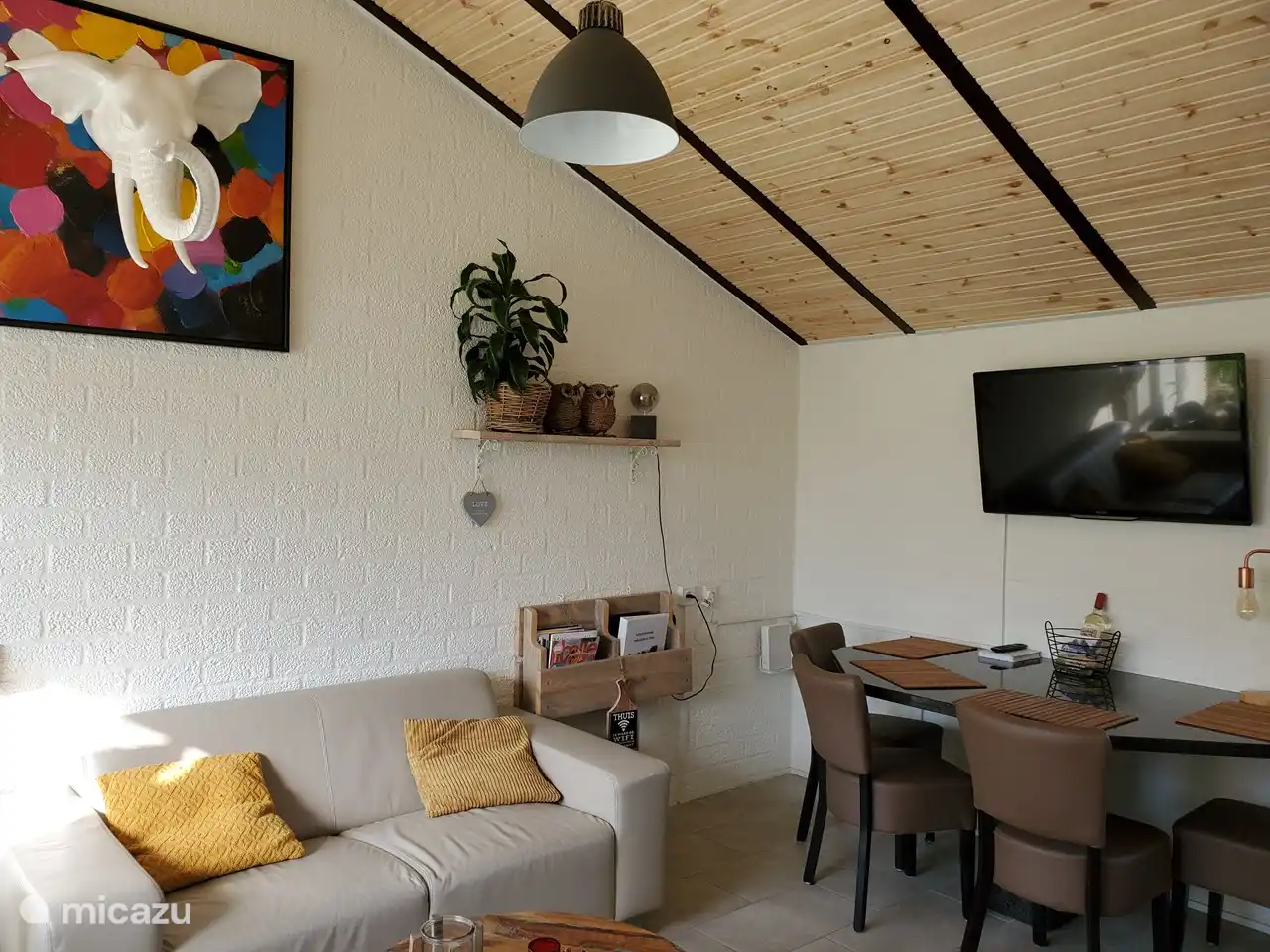 Unser ansprechend eingerichtetes Wohnzimmer. 