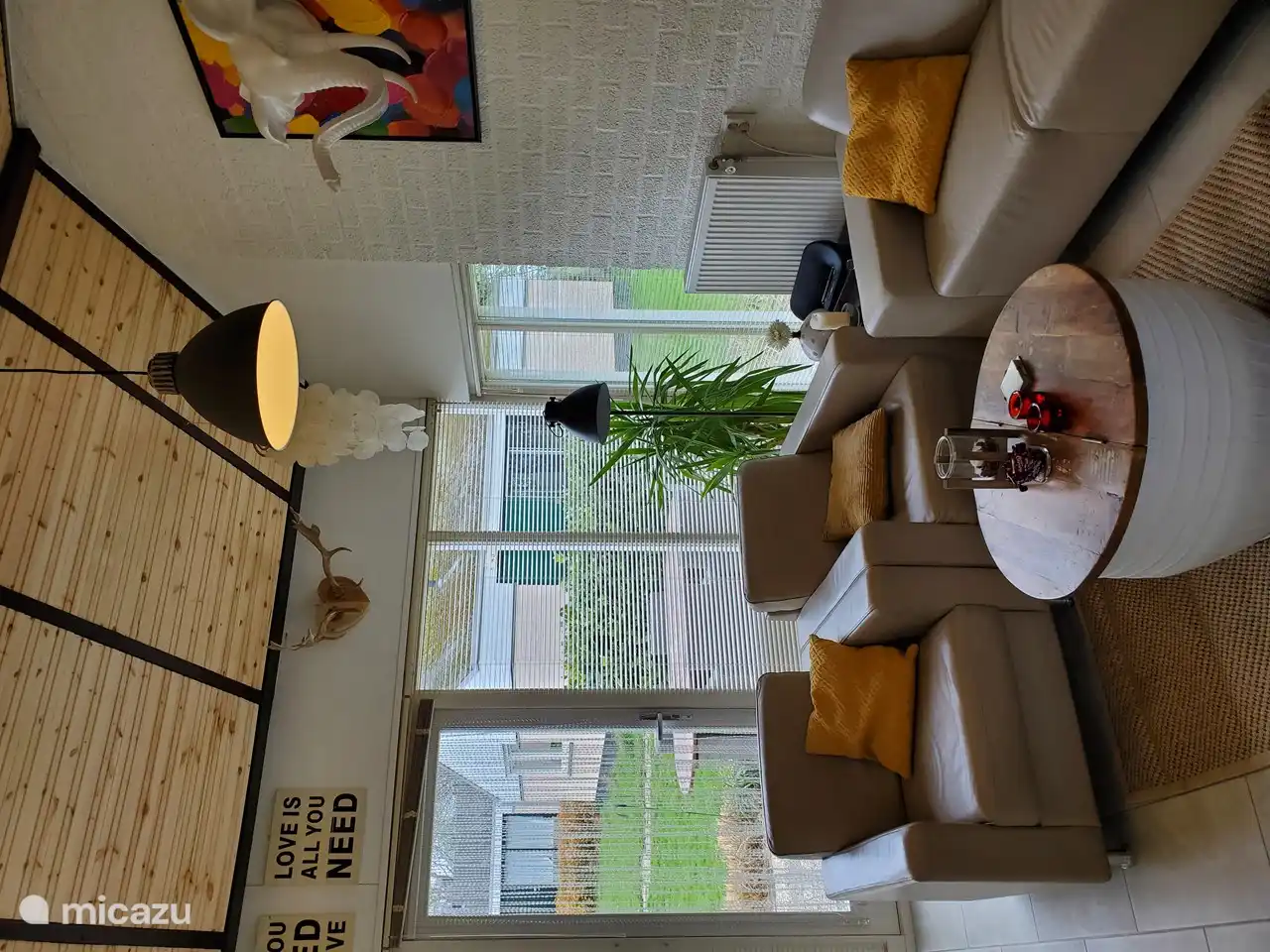 Geschmackvoll eingerichtetes Wohnzimmer mit viel Licht. Bequemes Sofa und Sessel. Damit Sie keine kalten Füße bekommen, verfügt das Haus über eine Fußbodenheizung.