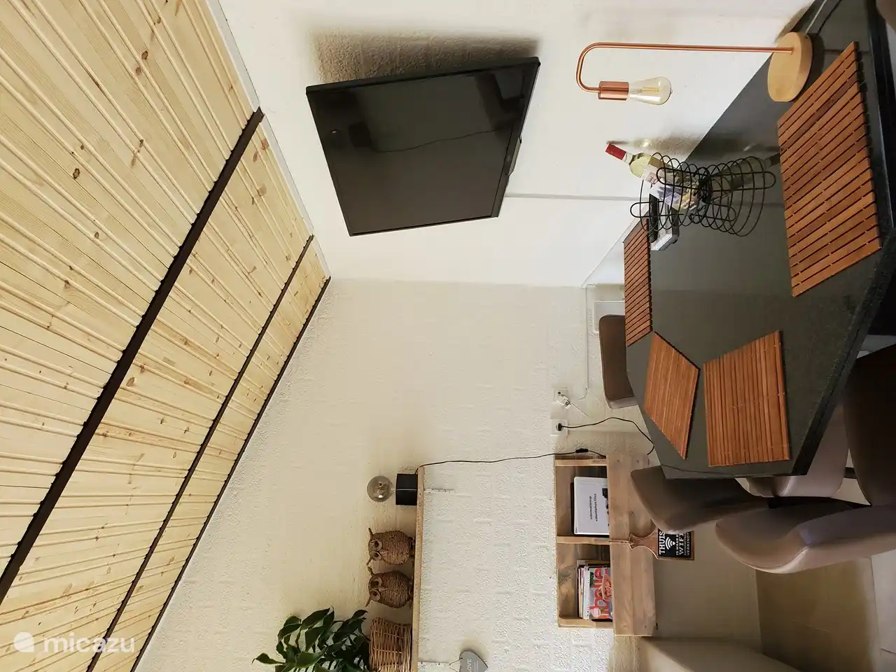 Geschmackvoll eingerichtetes Wohnzimmer. Überall gibt es viel Licht und einen Blick in den weitläufigen Garten.