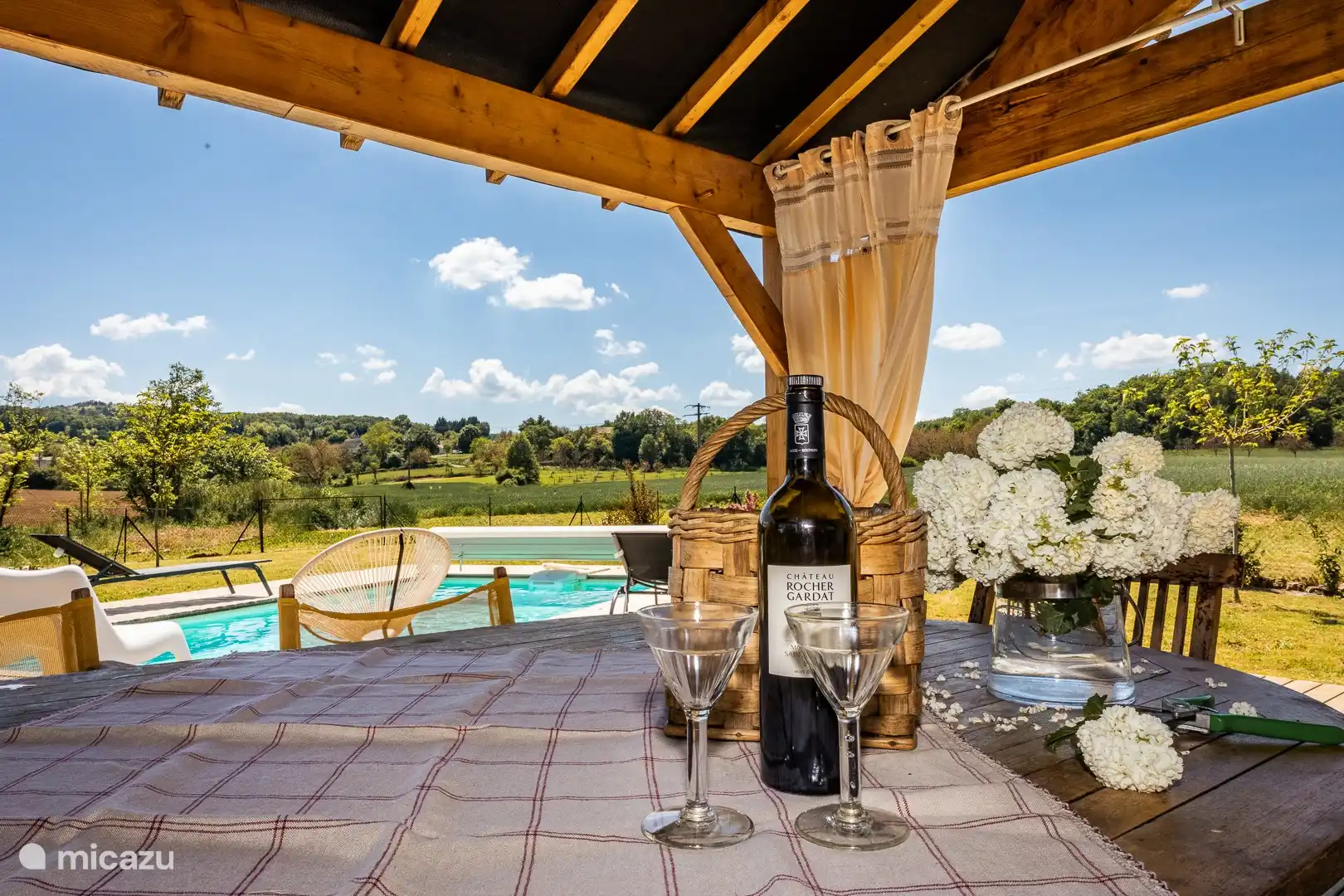 La terraza con vistas a la piscina