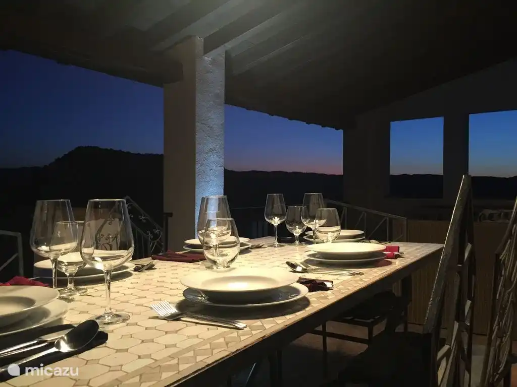 Dineren bij zonsondergang