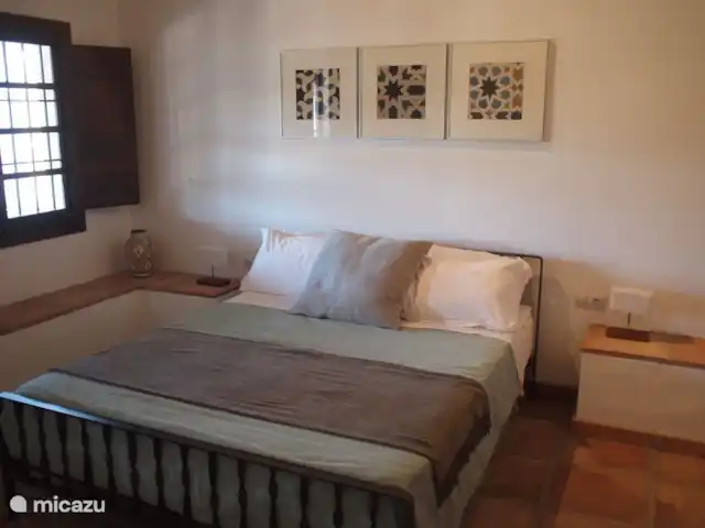 villa en España, Costa del Sol, Comares – Casa Mendoza Dormitorio 1 cama king size con acceso a terraza