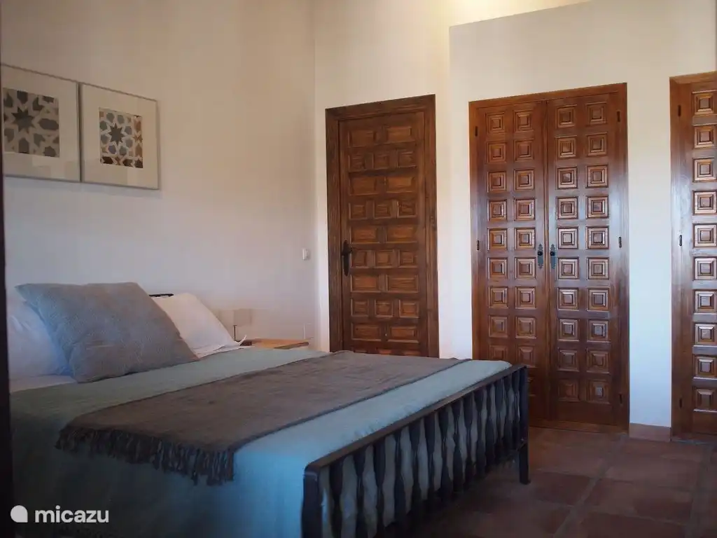 Slaapkamer 1 : ruime inbouwkasten