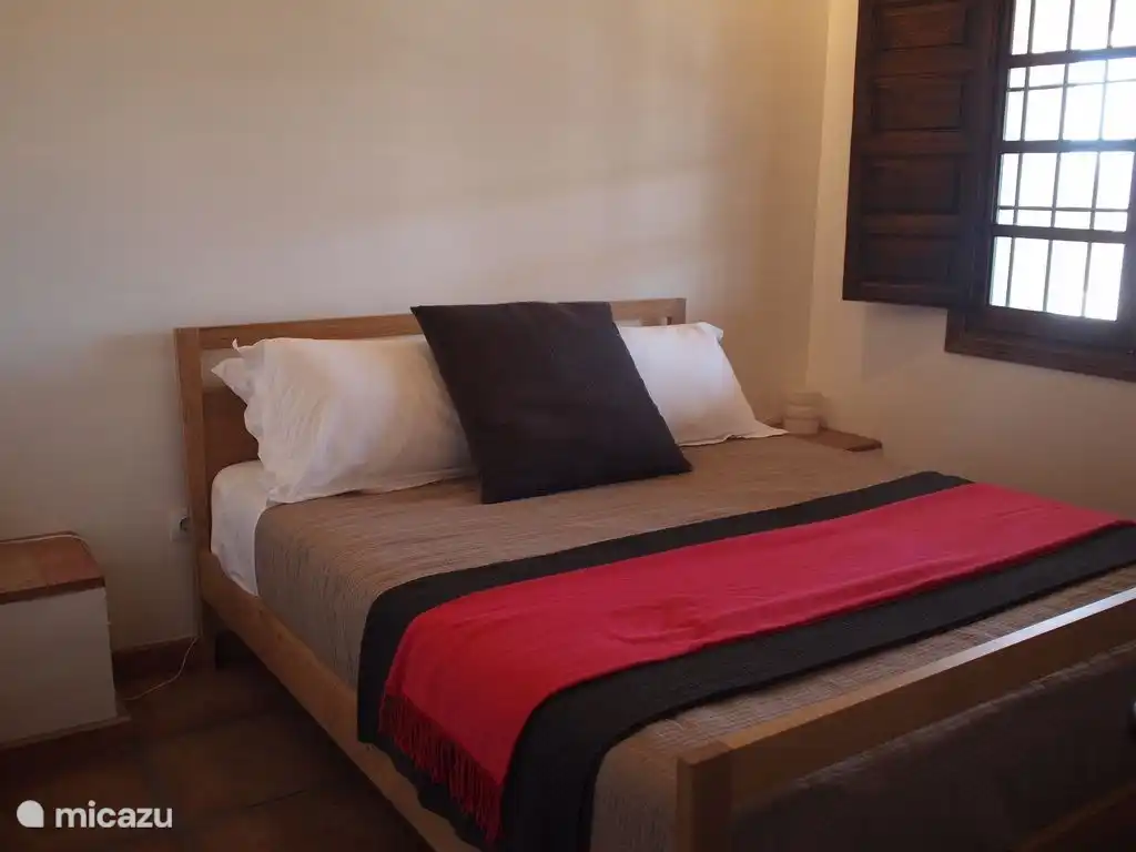 Slaapkamer 2 : king size bed en ruime kleerkast en commode