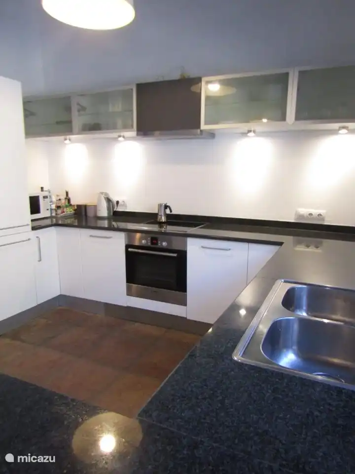 Keuken : kookplaat,oven, frigo, diepvriezer, microgolf, vaatwasser, koffiezet Dulce Gusta en alle toebehoren