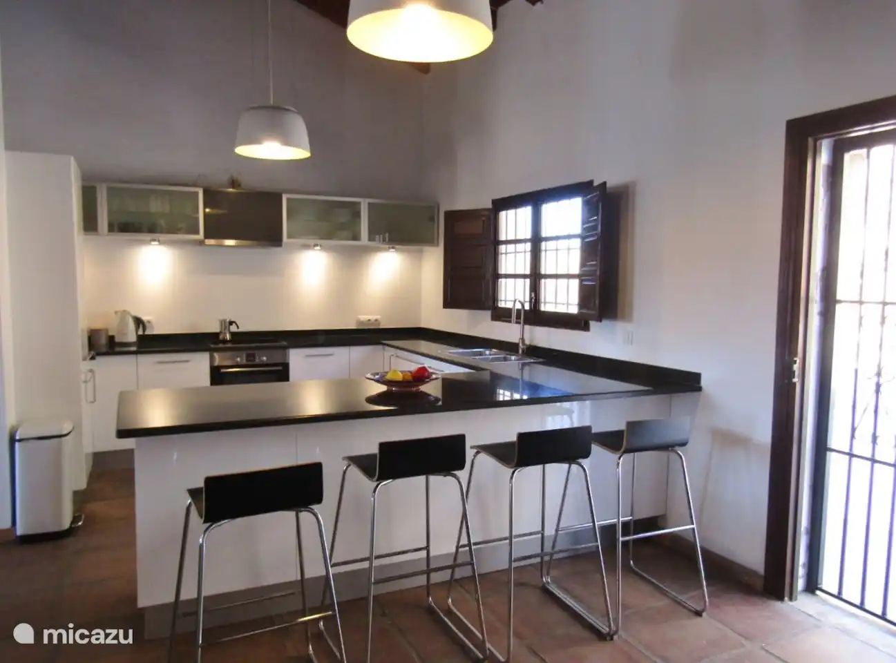 Ontbijtruimte met 4 stoelen.
Houten tafeltje met 4 stoelen kan binnengezet worden.