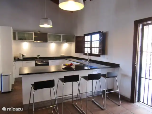 villa en España, Costa del Sol, Comares – Casa Mendoza Desayunador con 4 sillas.
En el interior se puede colocar una mesa de madera con 4 sillas.