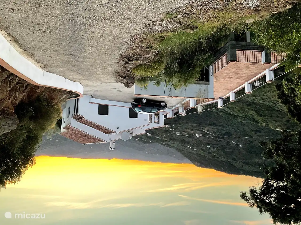 Ruime parking voor 2 voertuigen.