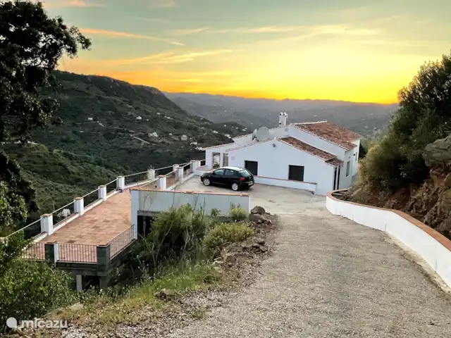 villa en España, Costa del Sol, Comares – Casa Mendoza Amplio estacionamiento para 2 vehículos.