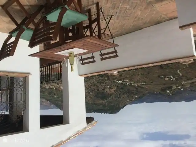 Lekker ontbijten s'morgens in de zon.
Tafeltje met 4 stoelen kan eveneens in de keuken worden geplaatst.