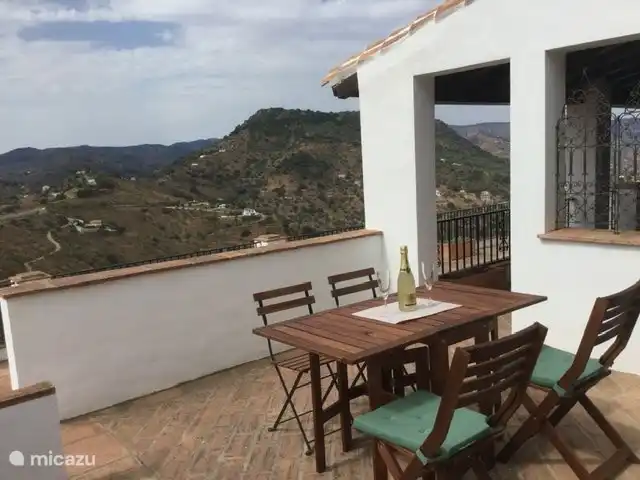 villa en España, Costa del Sol, Comares – Casa Mendoza Buen desayuno por la mañana bajo el sol.
Mesa con 4 sillas también se puede colocar en la cocina.