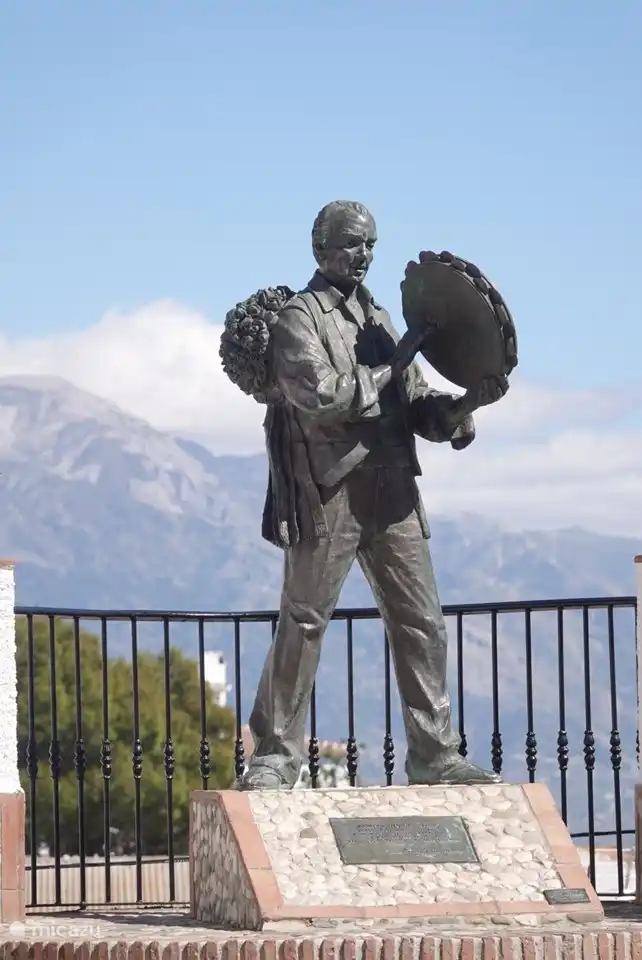 Comares : Standbeeld