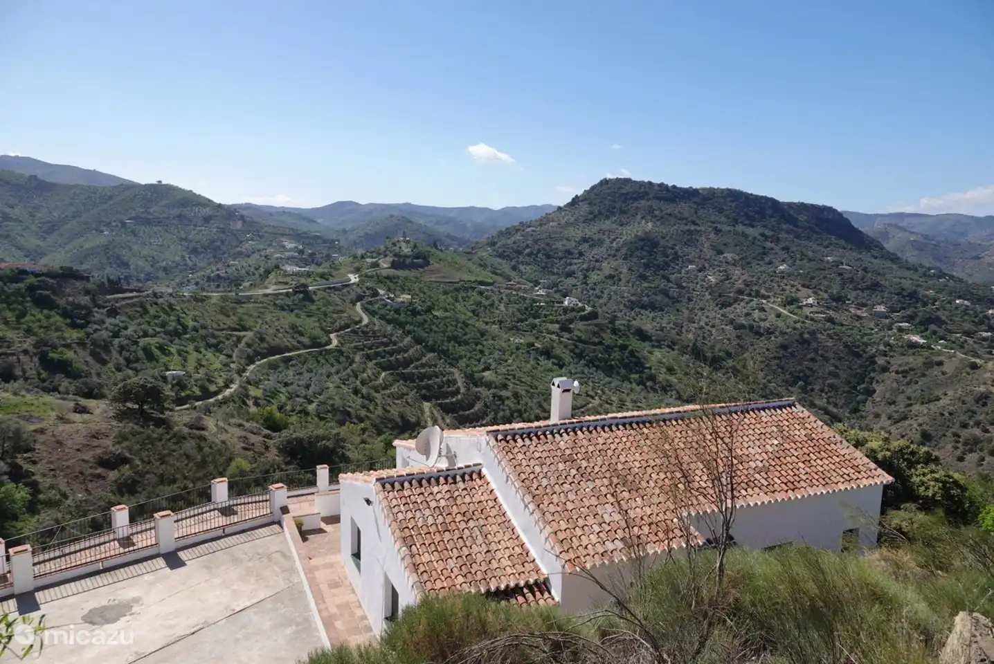 Casa Mendoza : zicht vanaf de onverharde weg.  Volledig prive!