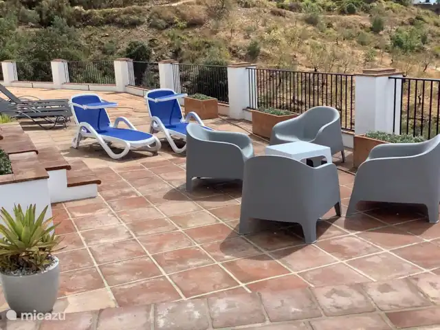 villa en España, Costa del Sol, Comares – Casa Mendoza Disfruta de un aperitivo.