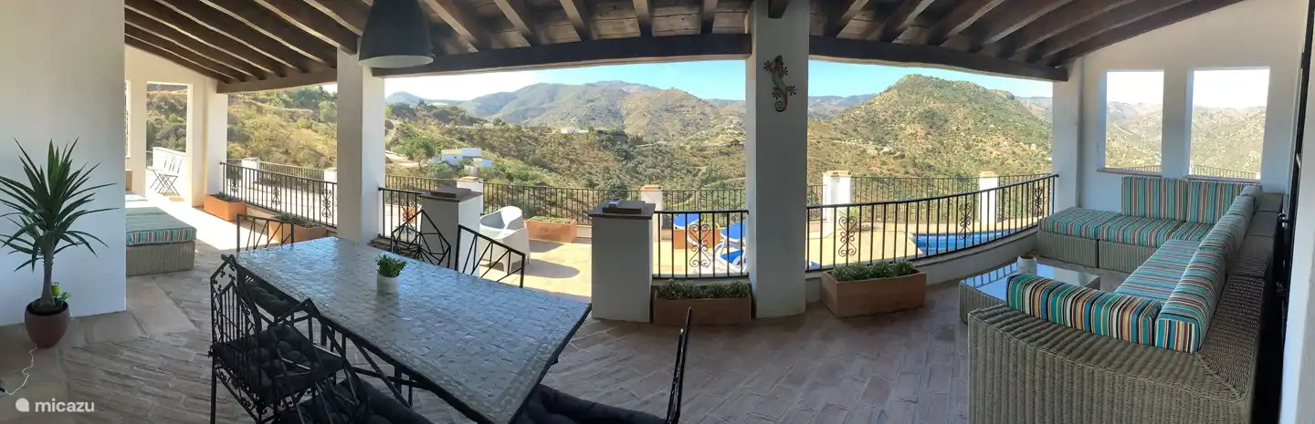 Groot schaduwrijk terras met diverse zitplaatsen