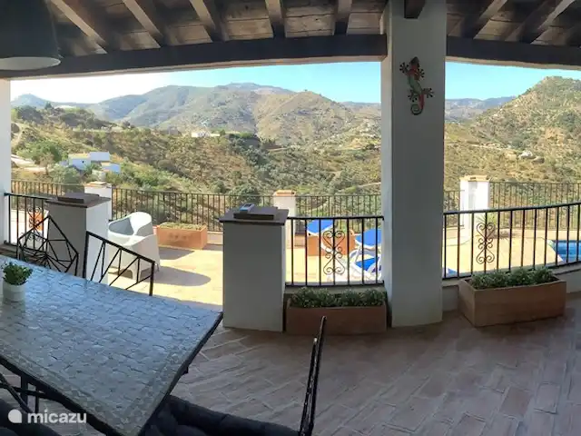 villa en España, Costa del Sol, Comares – Casa Mendoza Gran terraza sombreada con varios asientos.