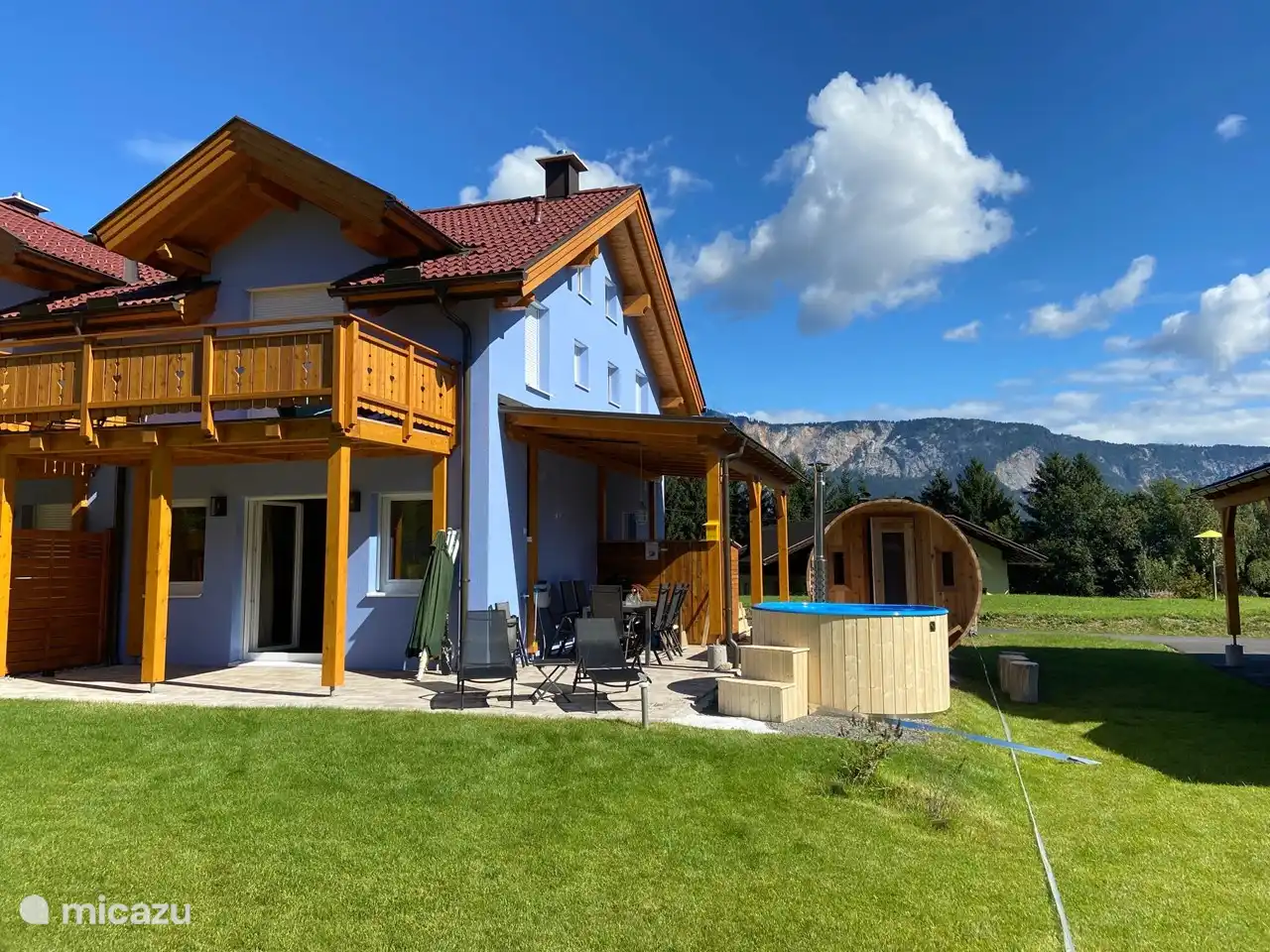 Maison avec sauna tonneau, bain à remous, balcon et terrasse