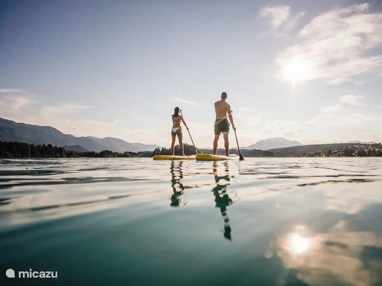 Paddle sur le lac de Wörthersee près de Velden