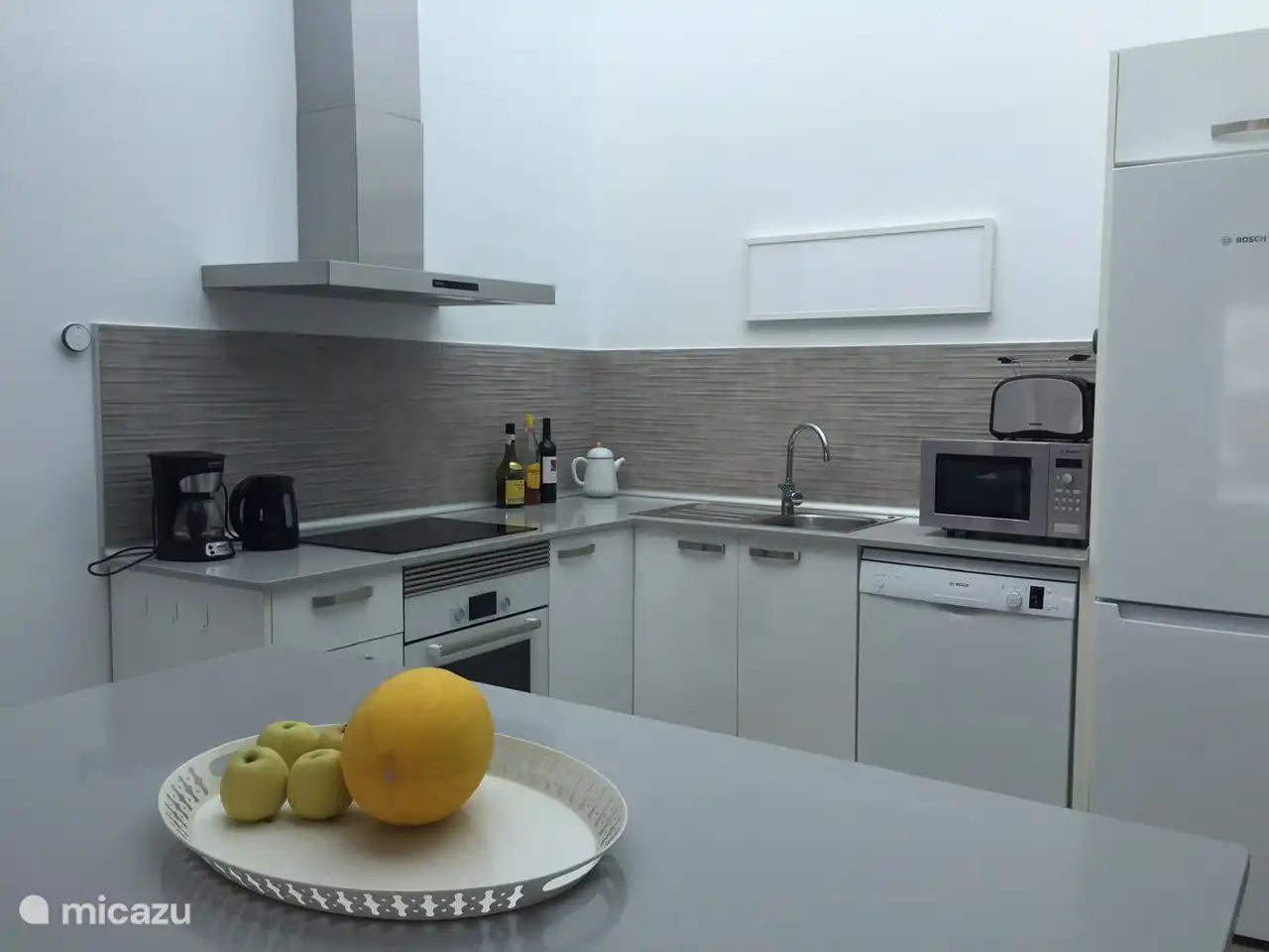Bright modern kitchen. The relatively large freezer (2 drawers and 1 shelf) is handy. There is still enough space to store your own groceries and personal items.