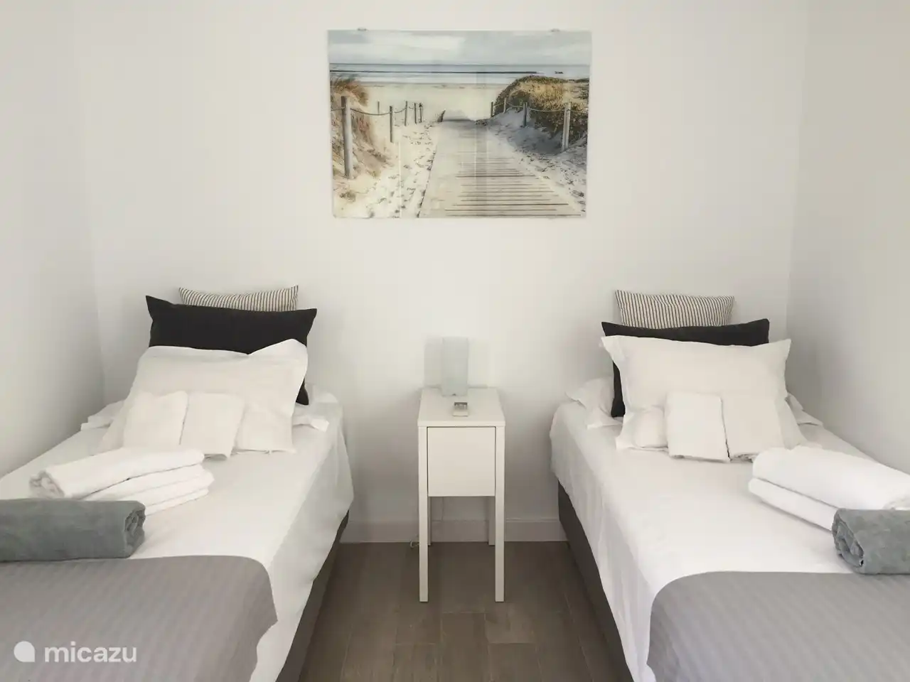 Bedroom 2 with 2 single box spring beds, large built-in wardrobe (almost 2 meters). This allows you to store your luggage. Air conditioning. Blackout curtains. Overlooks front yard. Bed linen is provided.