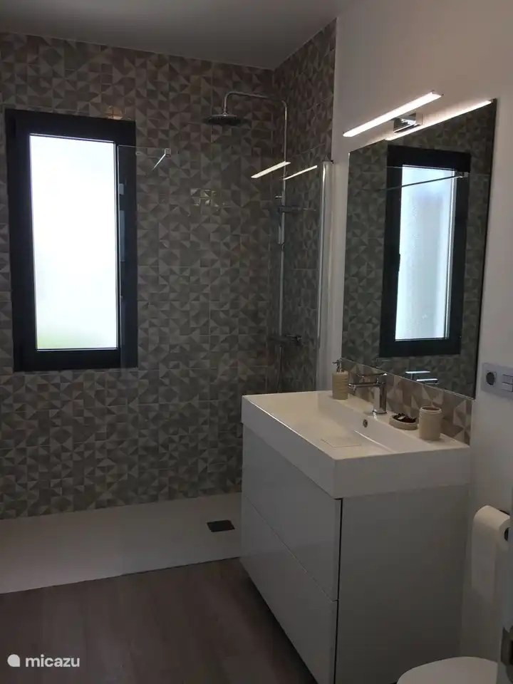 Bathroom 2 with walk-in rain shower, single sink with spacious drawers and toilet. You can ventilate pleasantly through the window. Bath towels are provided.