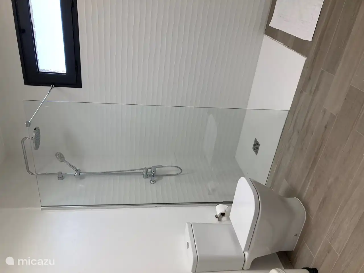 … and walk-in rain shower and toilet. You can ventilate pleasantly through the window. Bath towels are provided.