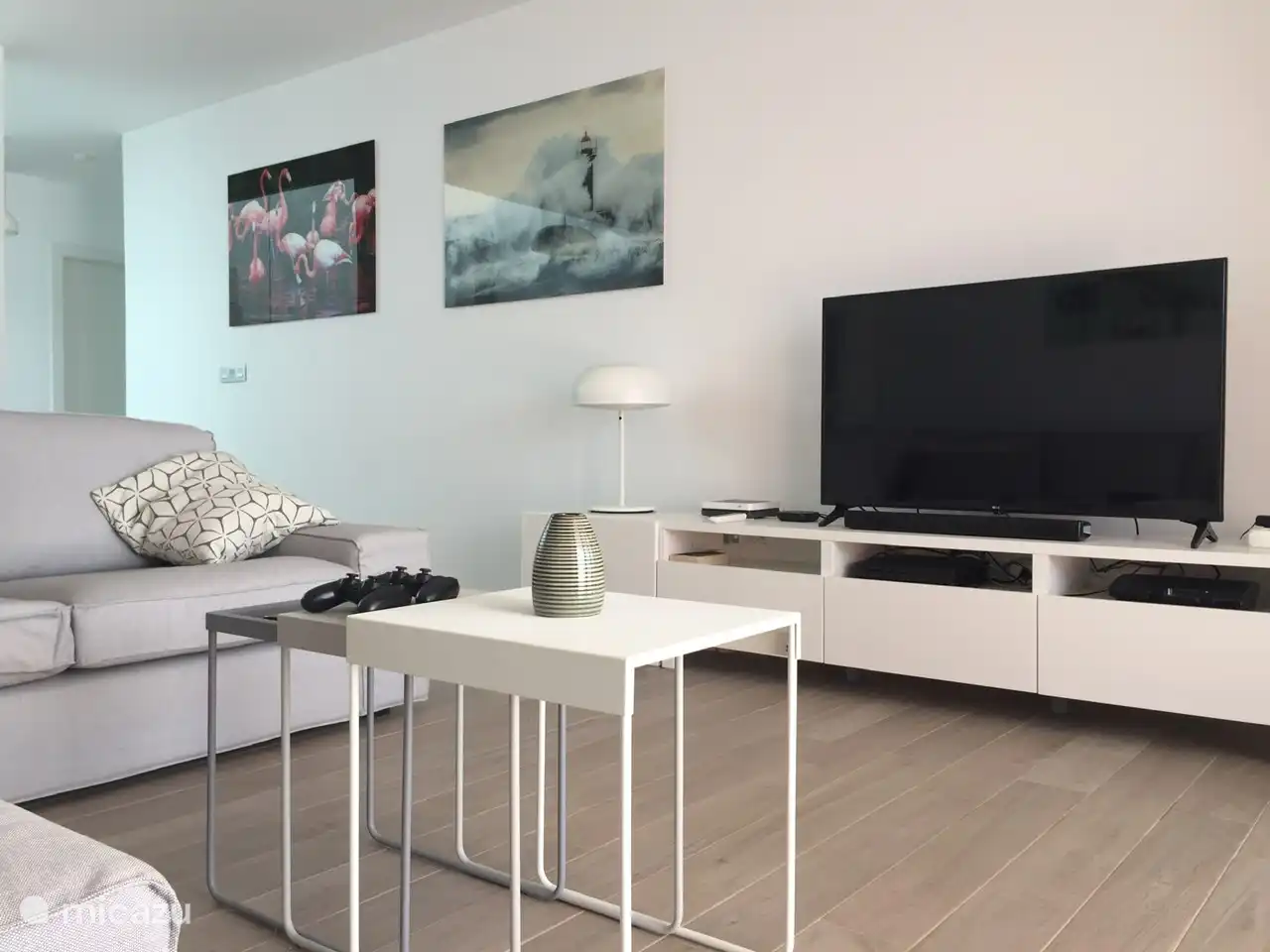 living. You can watch TV, play video games, … . Or with the windows closed, you can cool down with the air conditioning. This one works with coins. The consumption is very good. We sometimes set it up during a local heat wave.