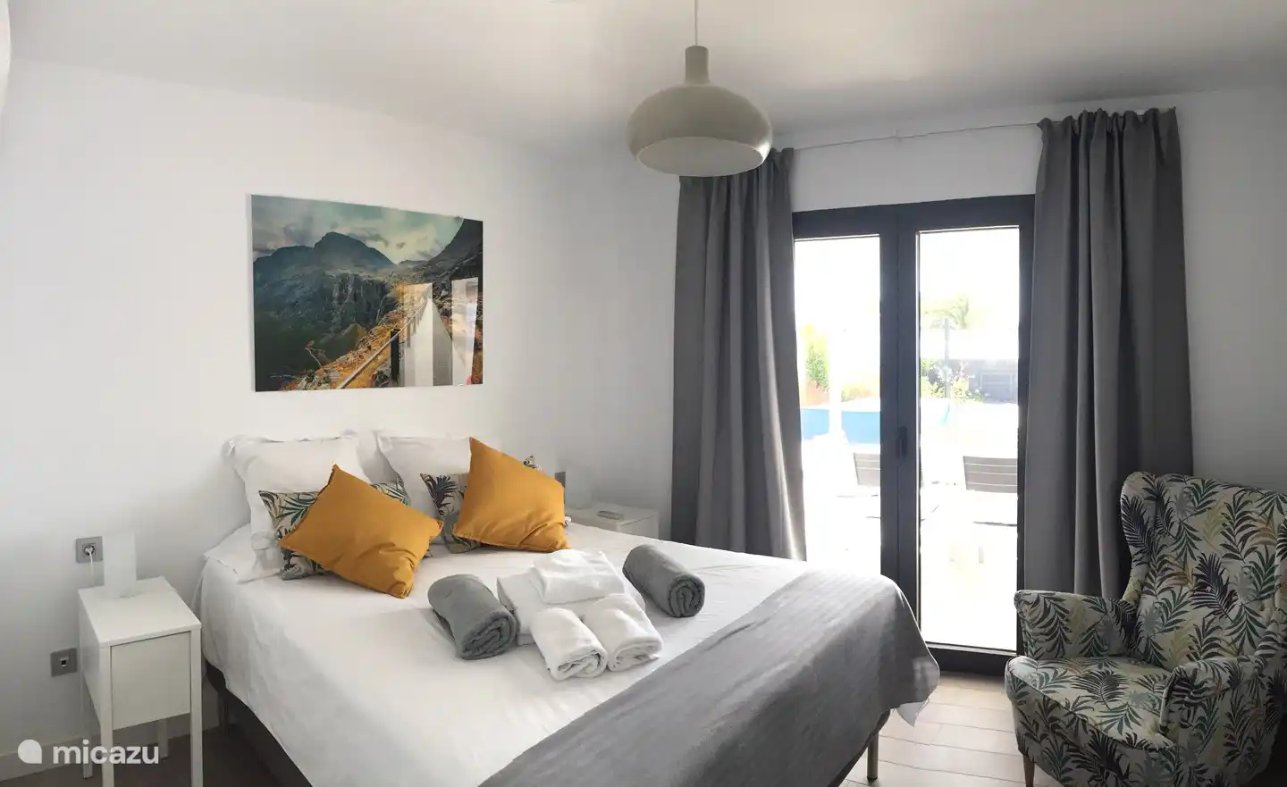 Master bedroom with double box spring bed, large built-in wardrobe (almost 2 meters) with safe. The wardrobe allows you to store your luggage. Air conditioning. Blackout curtains. Overlooks terrace. You can also isolate yourself in the seat. Bed linen is provided.