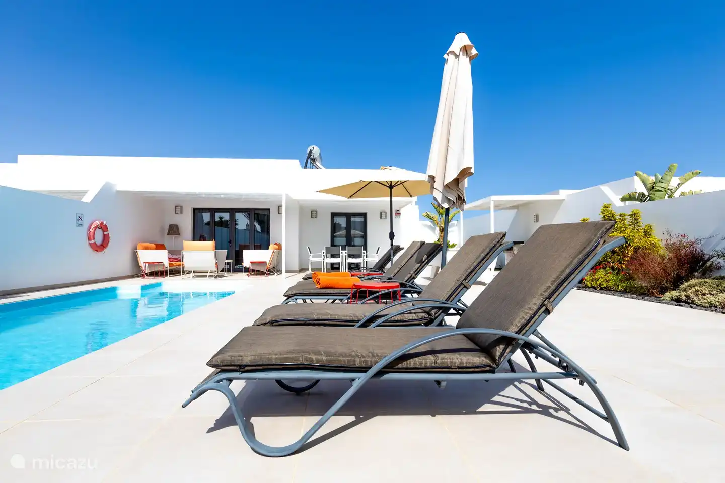 Enjoy one of the 5 sun loungers along the 11-meter-long swimming pool.