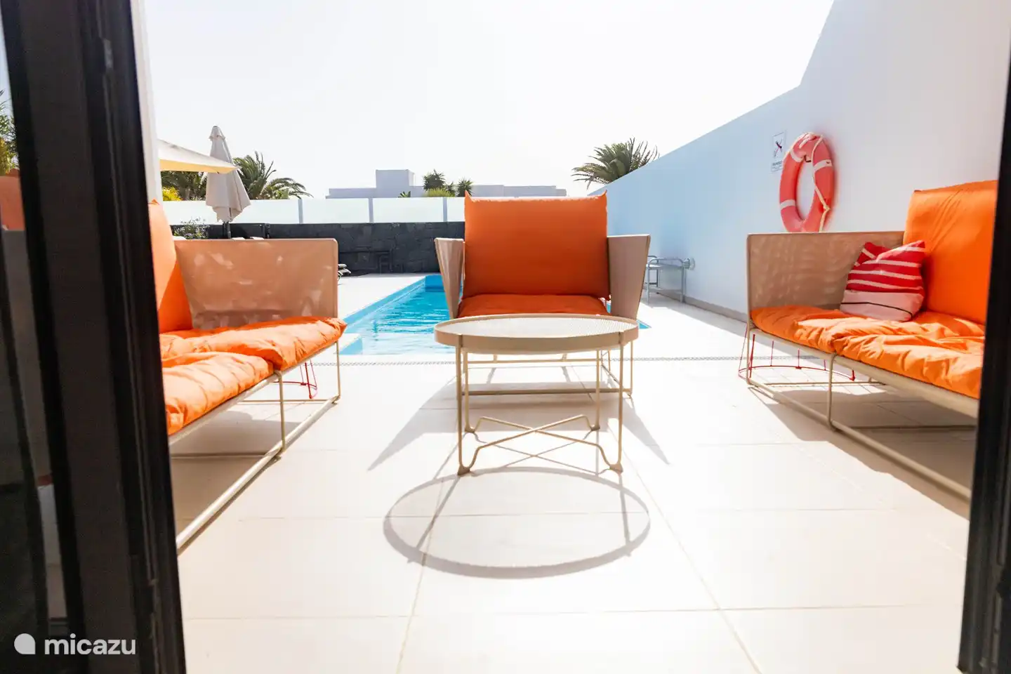 Swimming pool/terrace. During dinner the sun shines on the covered terrace. It is wonderful to enjoy the soft evening sun.