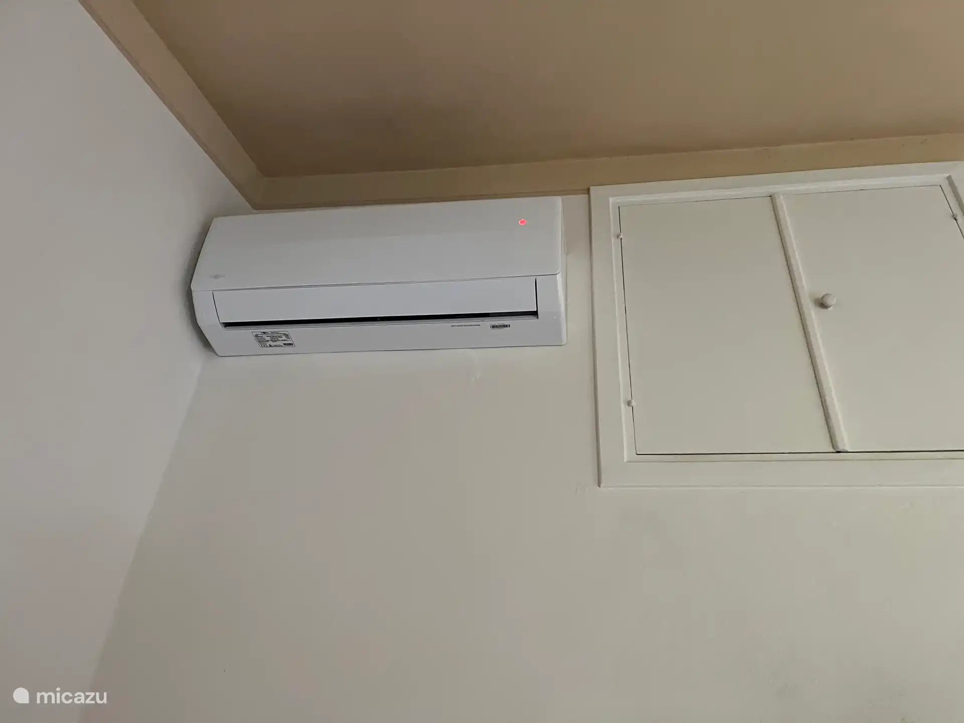 In den Schlafzimmern gibt es eine Klimaanlage