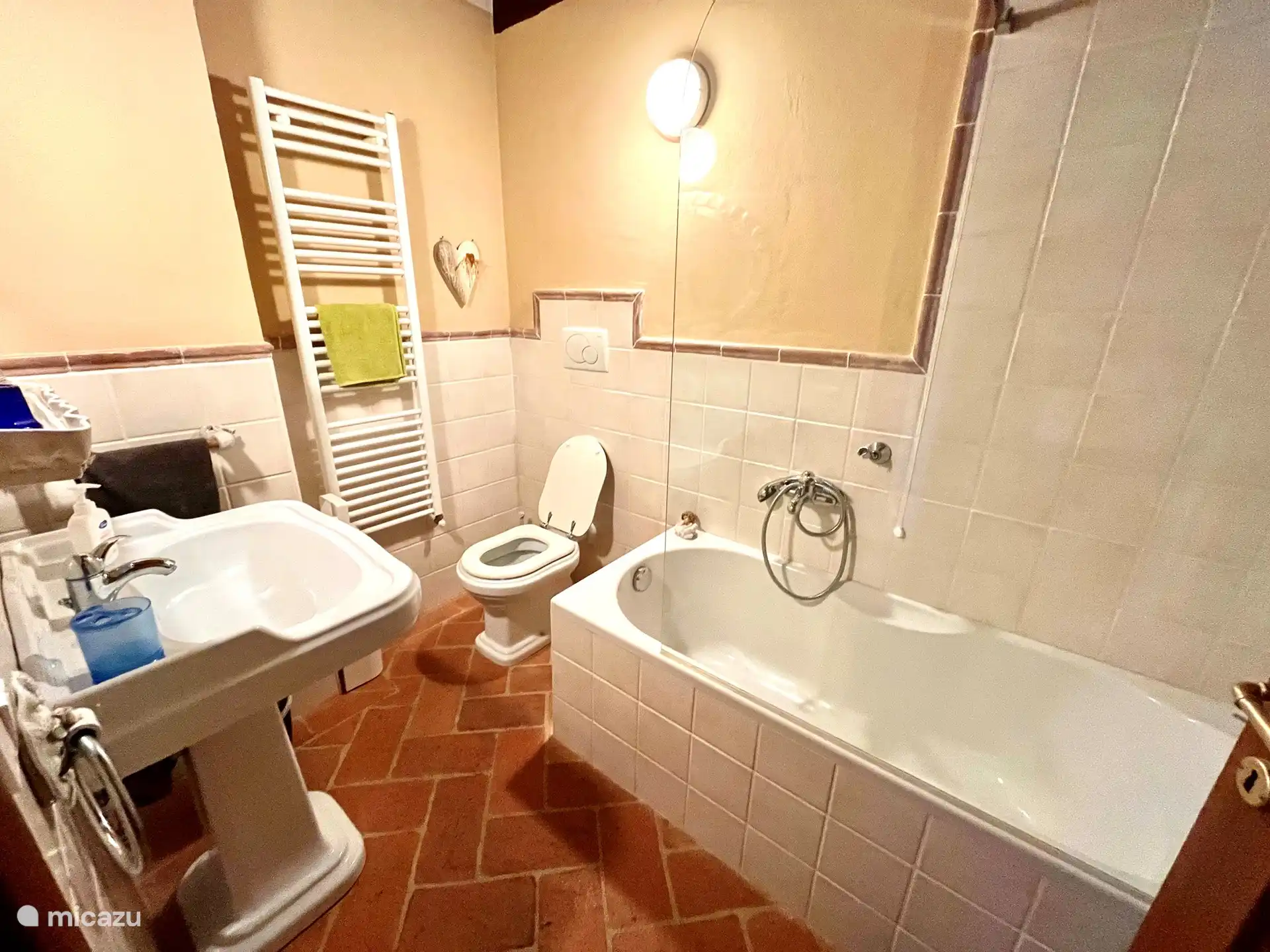 Das Badezimmer mit Waschbecken, WC und Badewanne im ersten Stock