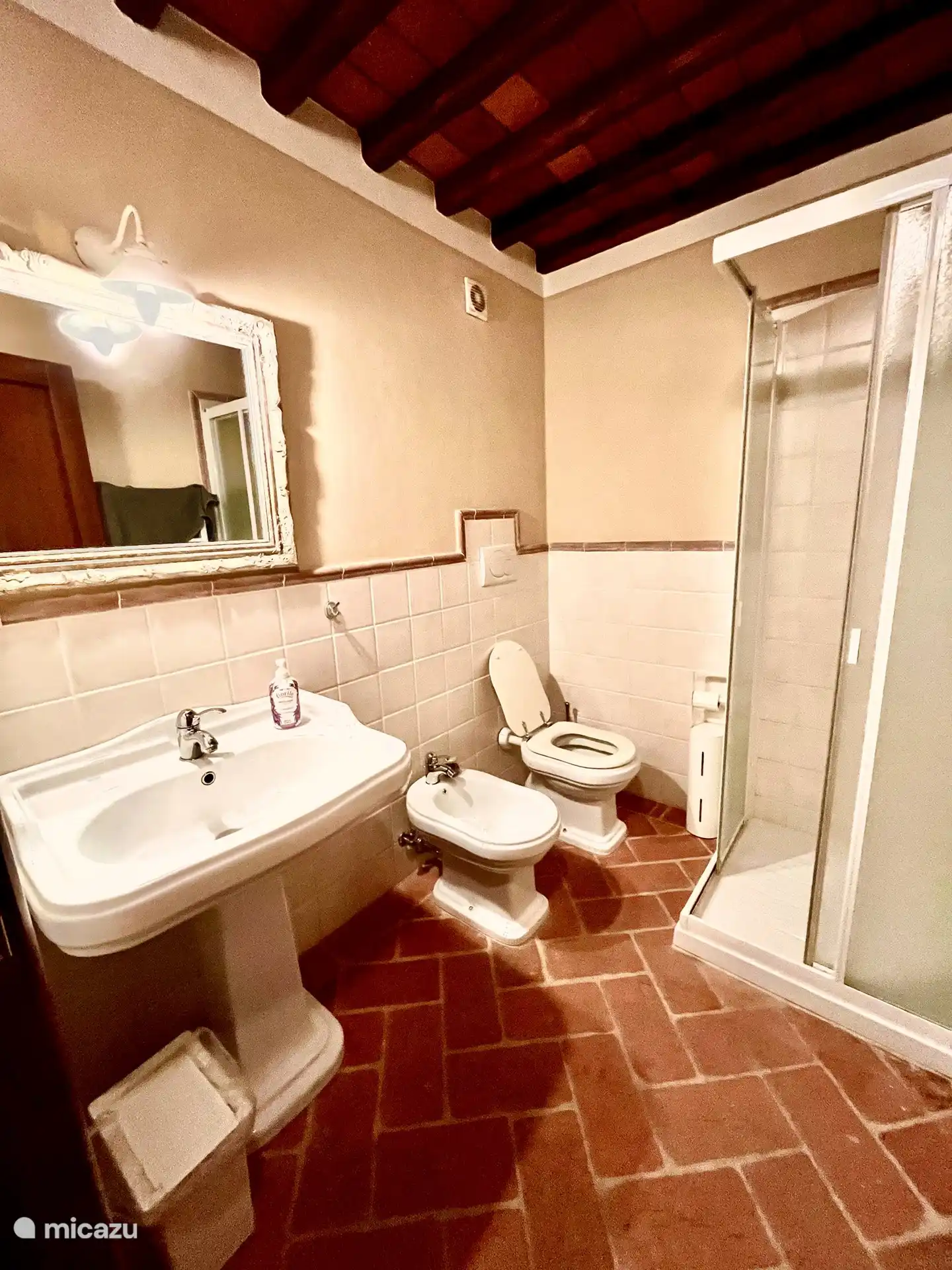 Zweites Badezimmer im zweiten Stock mit Waschbecken, WC, Bidet und Dusche