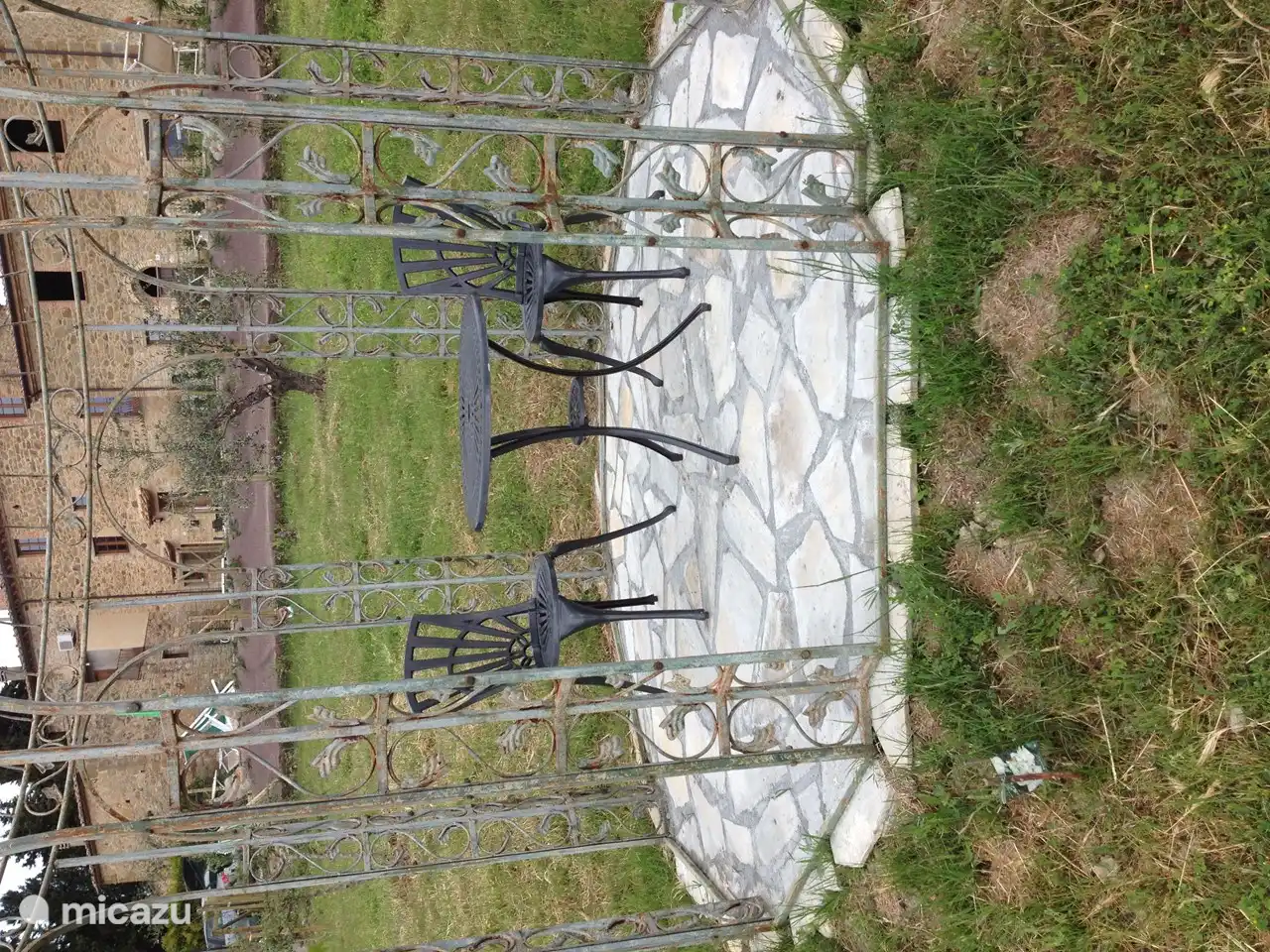 Laube im eigenen Olivenhain. Entspannen Sie sich in der Abendsonne bei einem Snack und Getränk oder genießen Sie einfach das schöne Abendlicht