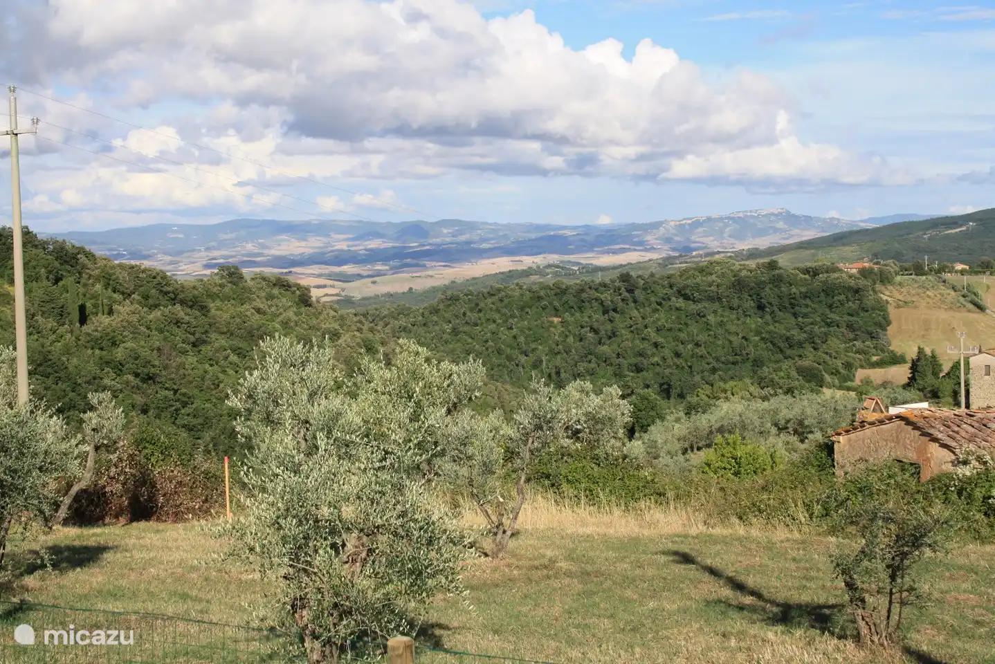 Blick vom Haus mit dem mittelalterlichen Volterra in der Ferne auf den Hügel.