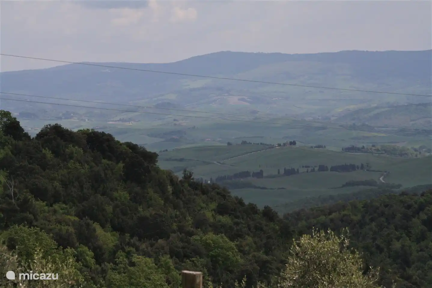 Schöne Aussichten während des Spaziergangs von zu Hause durch die Olivenhaine und Weinberge