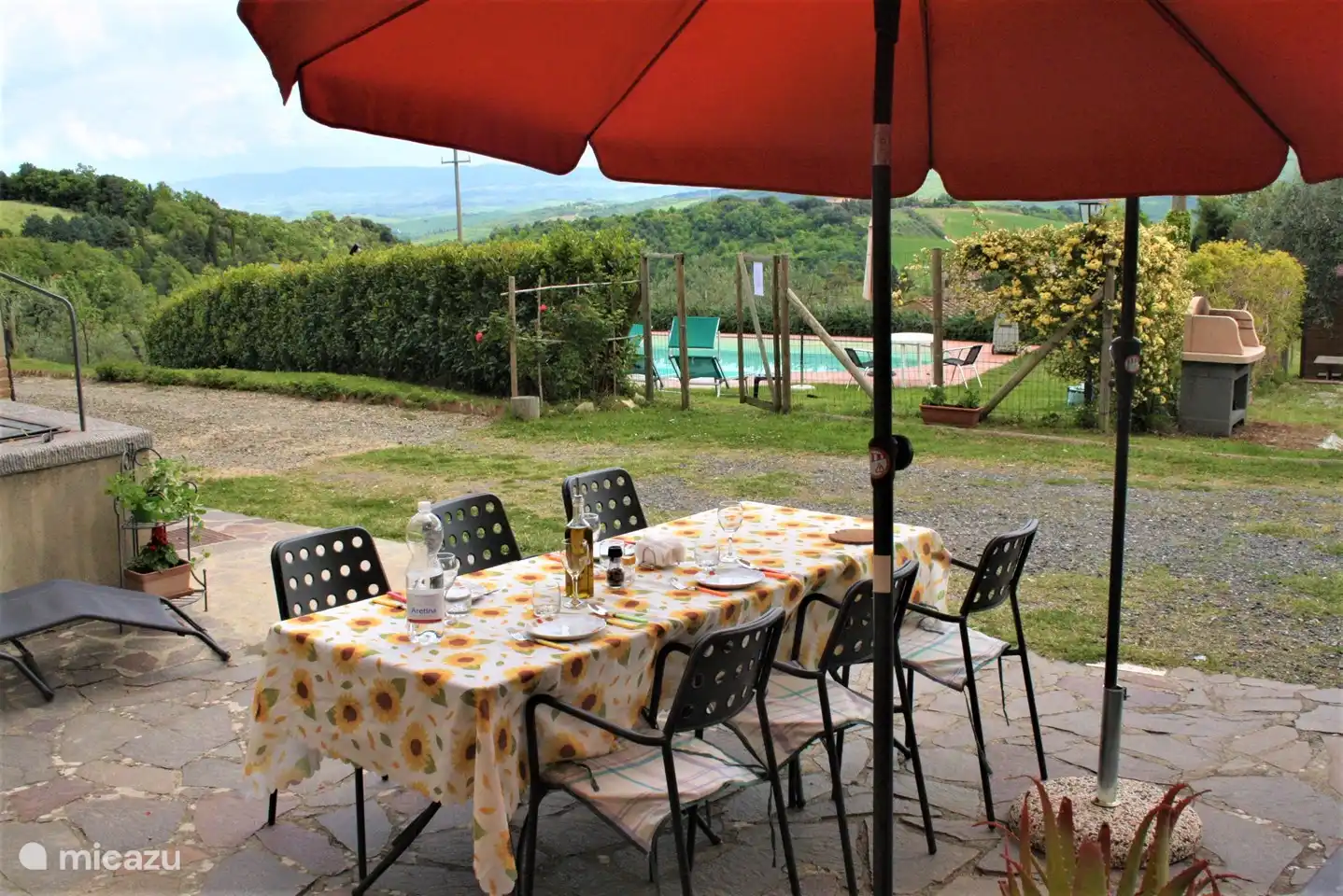 Schöne Terrasse, ideal zum Entspannen in der Morgensonne, ab 16 Uhr im kühlen Schatten