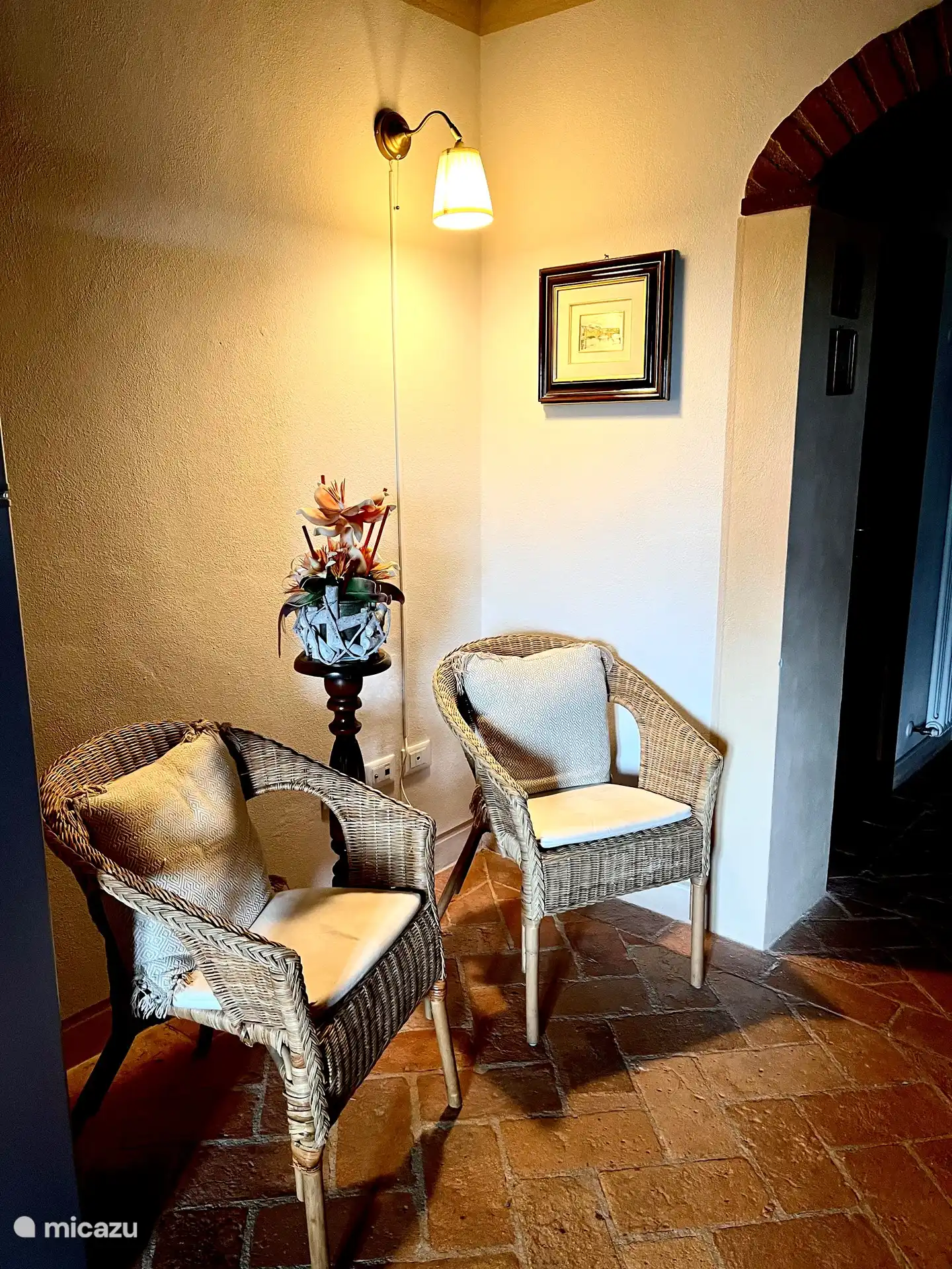 Das Wohnzimmer und die Küche mit Geschirrspüler und Backofen