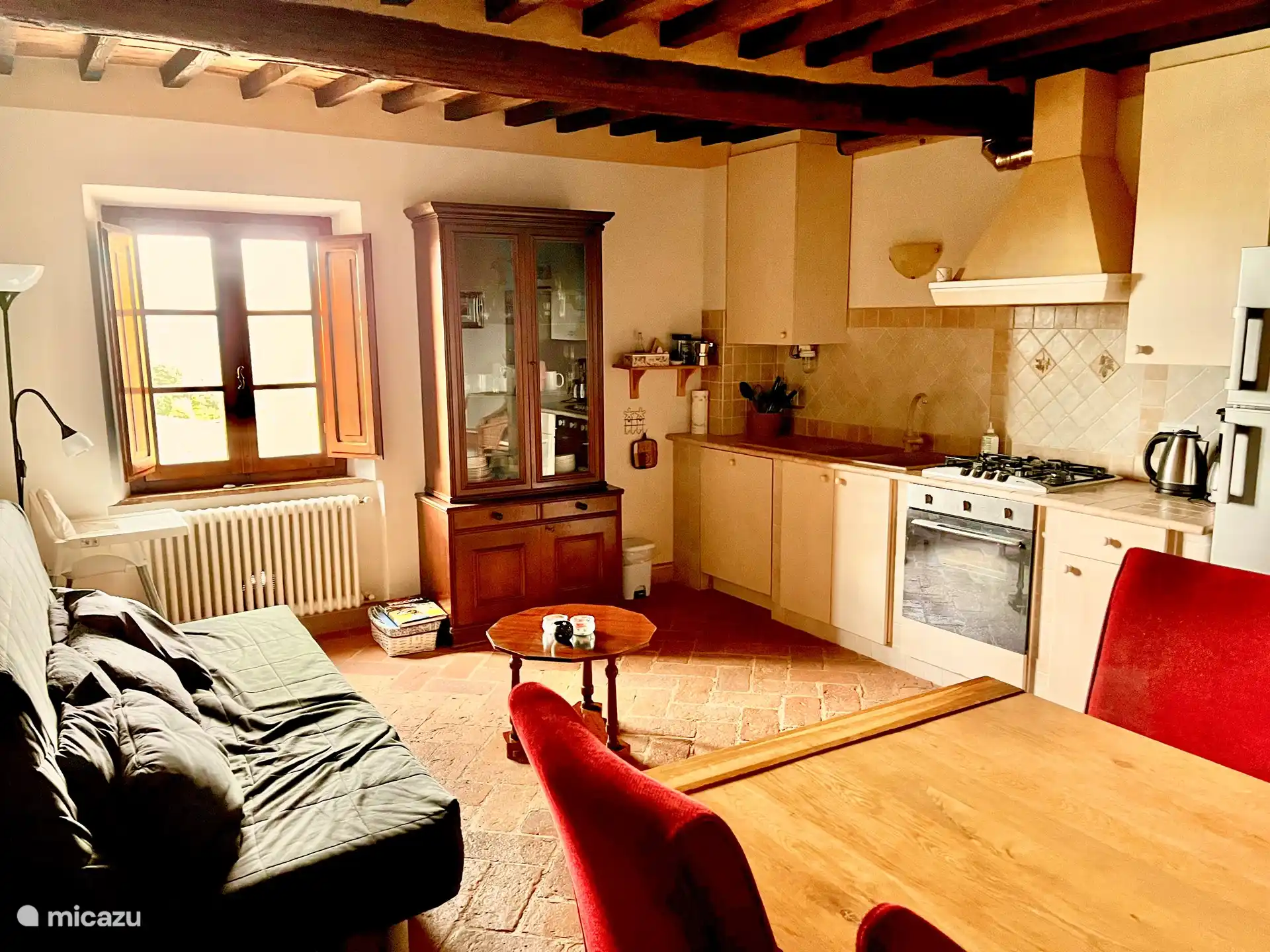 Wohnzimmer mit Küche und Geschirrspüler und Backofen.