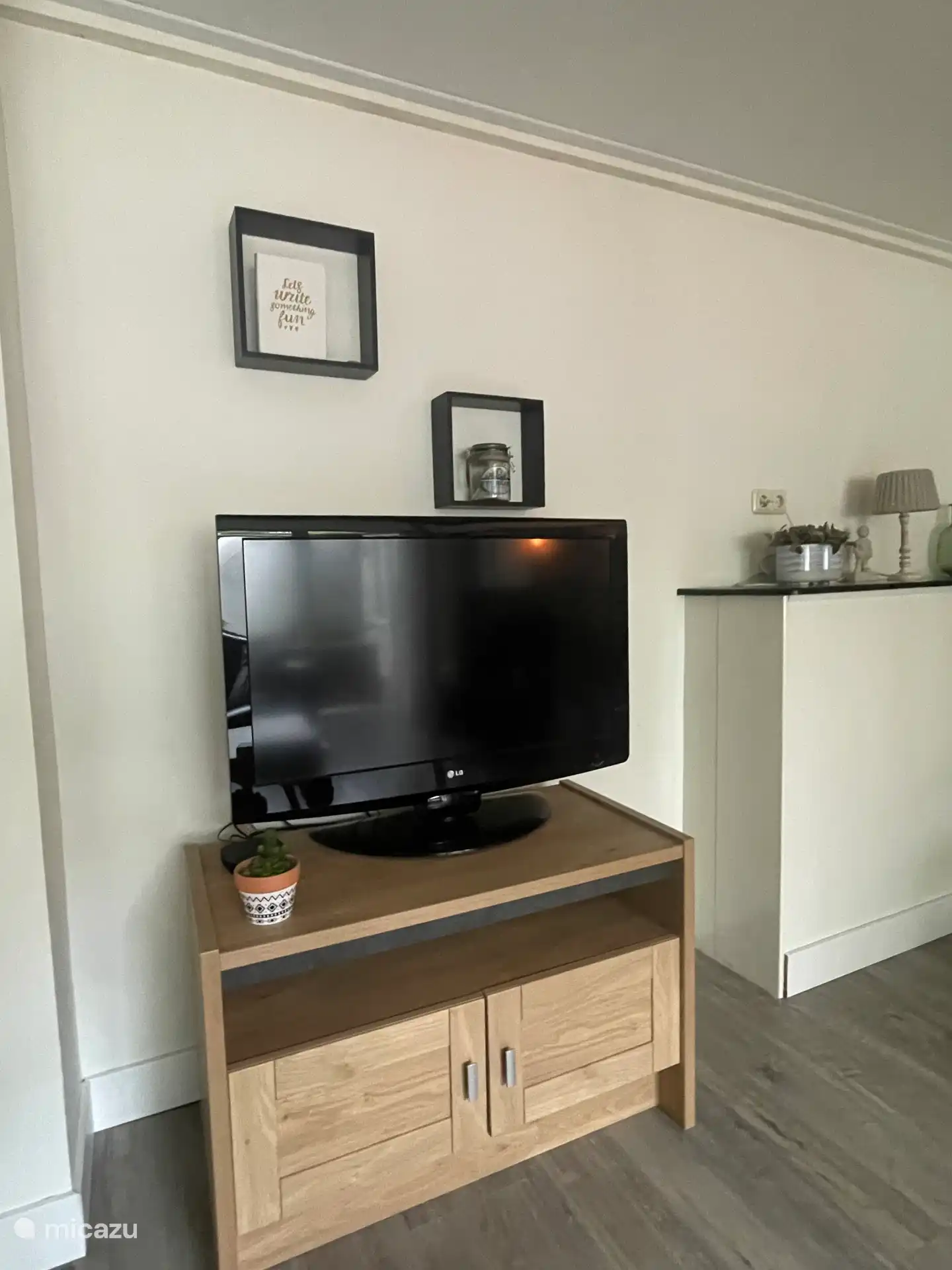 TV en kastje met spelletjes