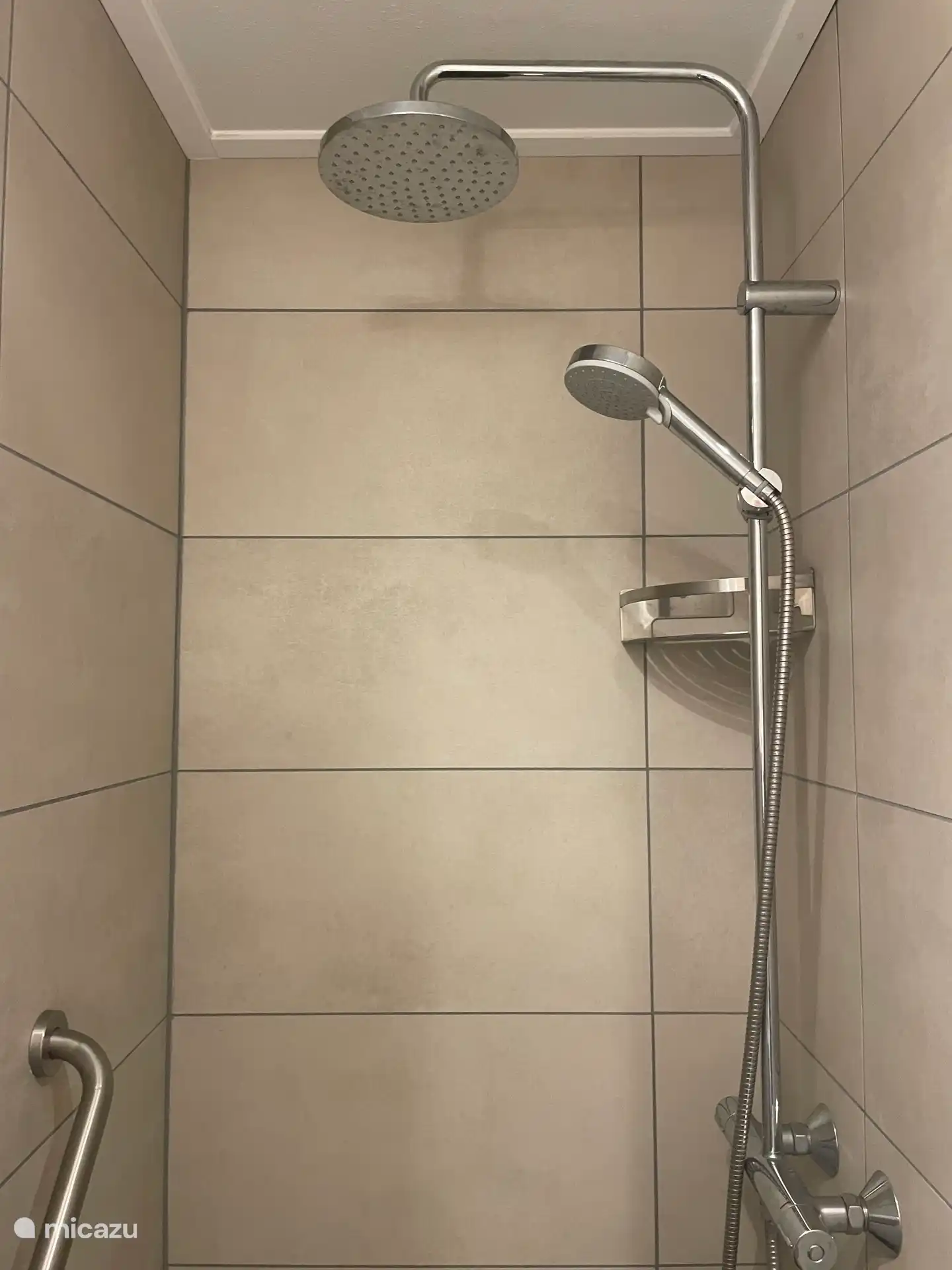 Badezimmer mit Regendusche