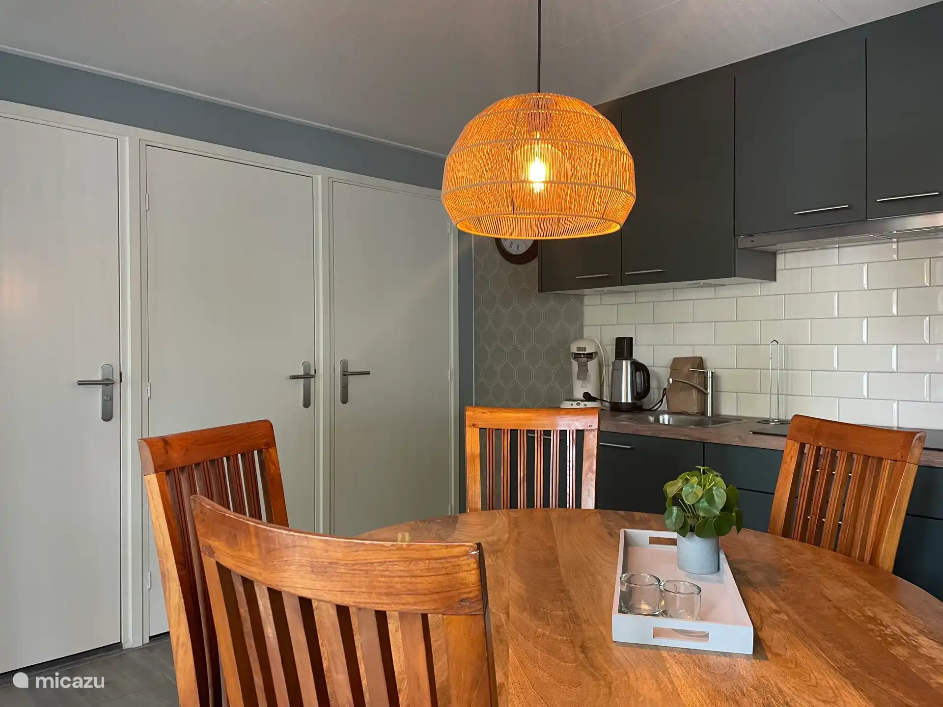 Keuken en de deuren van de WC, CV- ketel en badkamer