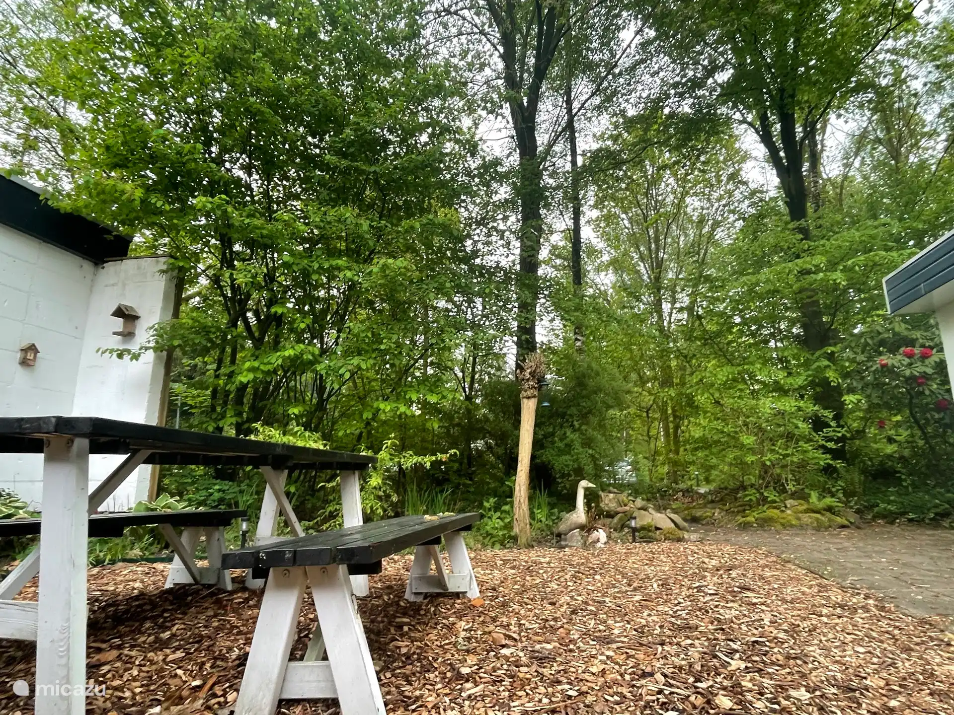 Tuin met veel privacy en picknicktafel