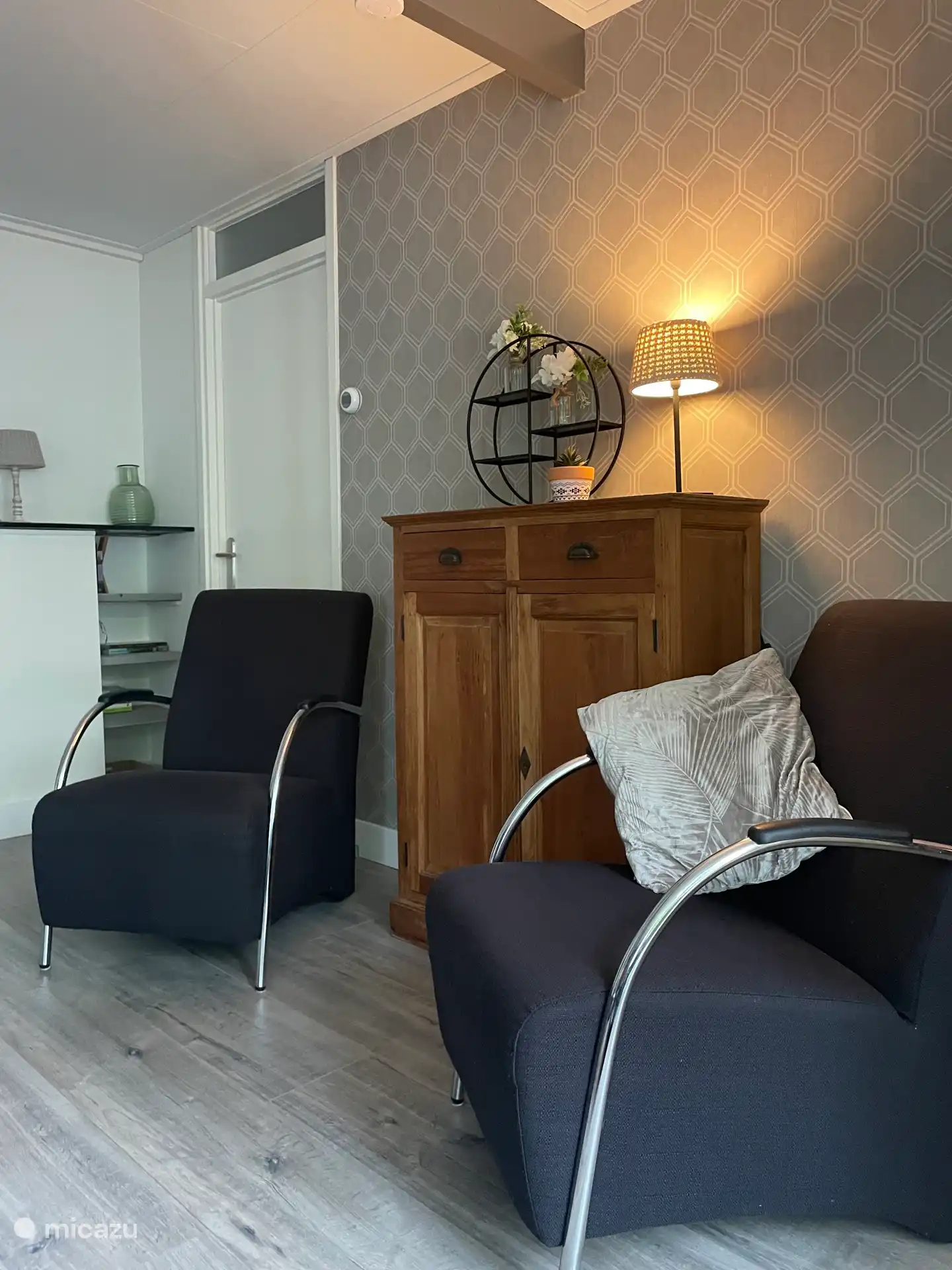 Relaxstoelen en privekastje